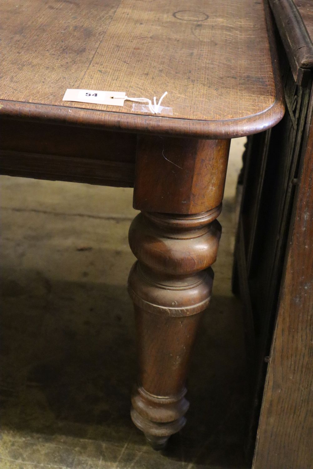 A Victorian oak extending dining table, 185cm extended (one spare leaf), width 120cm height 72cm